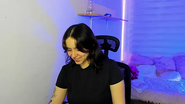 Emily Lindey online show from 11-16-25, 03:23