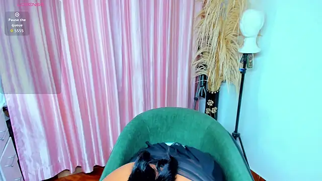 Snapshot of Maximiliano-03 chatting on 10-29-25, 12:57 Maximiliano-03 online show from 10-29-25, 12:57