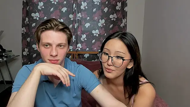 Snapshot of Blossomandbee chatting on 10-14-25, 01:12 Blossomandbee online show from 10-14-25, 01:12