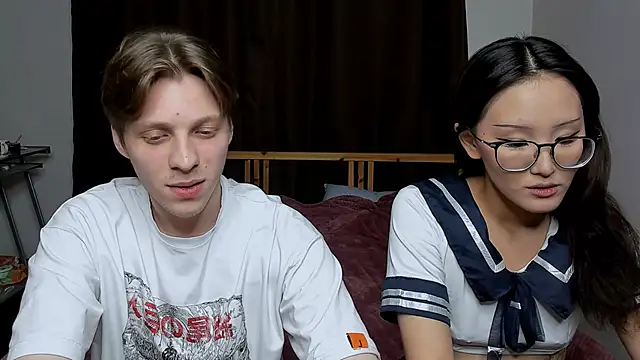 Snapshot of Blossomandbee chatting on 10-20-25, 01:06 Blossomandbee online show from 10-20-25, 01:06