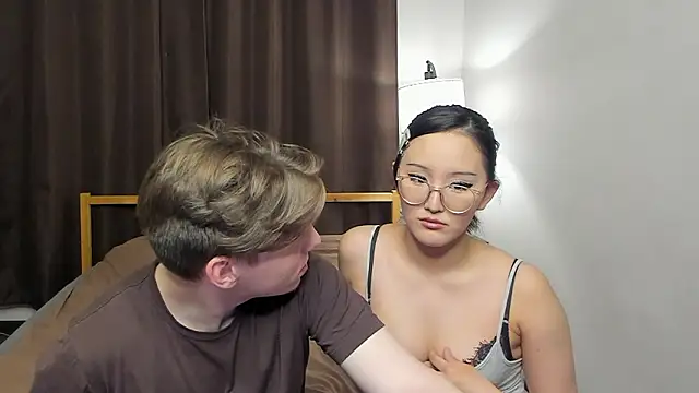 Snapshot of Blossomandbee chatting on 03-26-26, 10:59 Blossomandbee online show from 03-26-26, 10:59