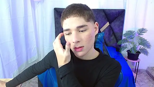 Snapshot of Mattass18 chatting on 10-25-25, 01:29 Mattass18 online show from 10-25-25, 01:29