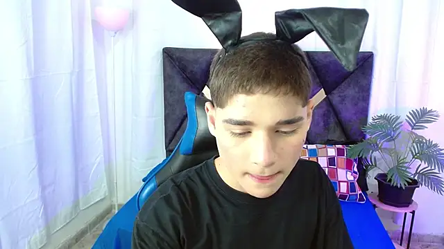 Snapshot of Mattass18 chatting on 10-31-25, 01:34 Mattass18 online show from 10-31-25, 01:34