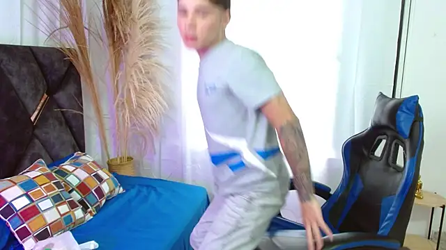 Snapshot of Mattass18 chatting on 11-09-25, 01:42 Mattass18 online show from 11-09-25, 01:42