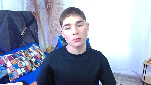 Snapshot of Mattass18 chatting on 11-11-25, 01:33 Mattass18 online show from 11-11-25, 01:33