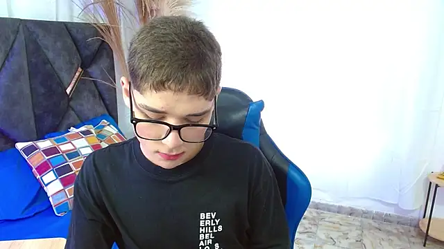 Snapshot of Mattass18 chatting on 11-12-25, 01:44 Mattass18 online show from 11-12-25, 01:44