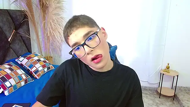 Snapshot of Mattass18 chatting on 11-15-25, 02:02 Mattass18 online show from 11-15-25, 02:02