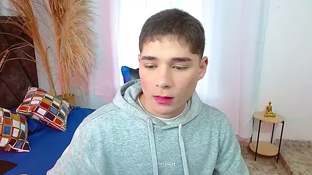 Snapshot of Mattass18 chatting on 12-02-25, 01:28 Mattass18 online show from 12-02-25, 01:28