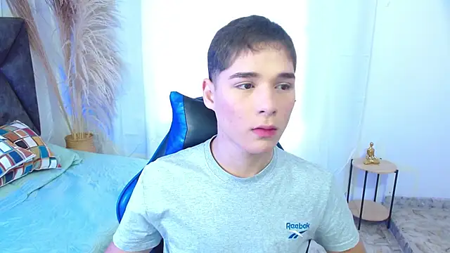 Snapshot of Mattass18 chatting on 12-17-25, 01:39 Mattass18 online show from 12-17-25, 01:39