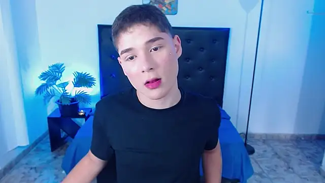 Snapshot of Mattass18 chatting on 01-07-26, 01:35 Mattass18 online show from 01-07-26, 01:35