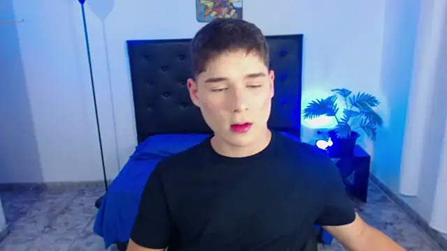 Snapshot of Mattass18 chatting on 01-15-26, 08:12 Mattass18 online show from 01-15-26, 08:12