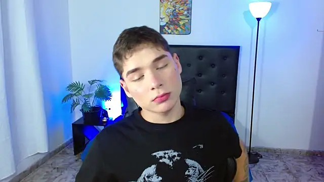 Snapshot of Mattass18 chatting on 02-11-26, 01:05 Mattass18 online show from 02-11-26, 01:05