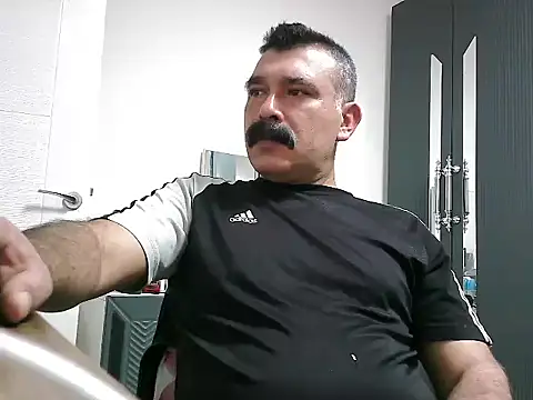 Snapshot of meroglu45 chatting on 10-19-25, 02:18 meroglu45 online show from 10-19-25, 02:18