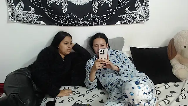 Snapshot of abby_n_emily chatting on 05-19-26, 01:28 abby n emily online show from 05-19-26, 01:28