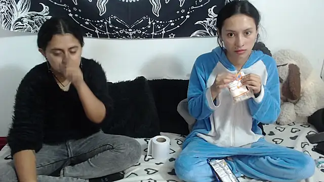 Snapshot of abby_n_emily chatting on 05-20-26, 01:39 abby n emily online show from 05-20-26, 01:39