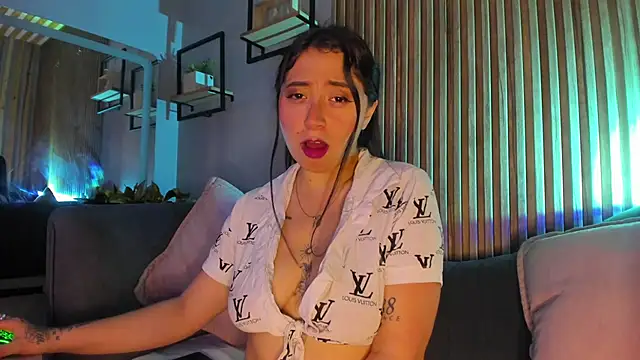 JuliethCruz  online show from 06-18-26, 07:29