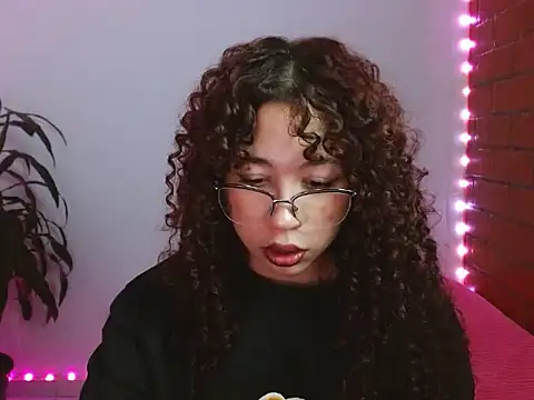 Snapshot of Medussa3033 chatting on 11-01-25, 12:12 Medussa3033 online show from 11-01-25, 12:12