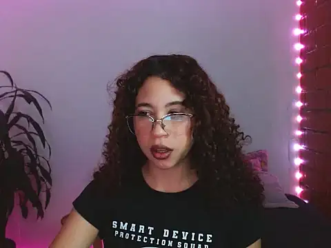 Snapshot of Medussa3033 chatting on 11-06-25, 02:45 Medussa3033 online show from 11-06-25, 02:45