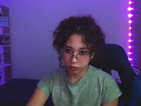 Snapshot of Medussa3033 chatting on 11-10-25, 02:21 Medussa3033 online show from 11-10-25, 02:21