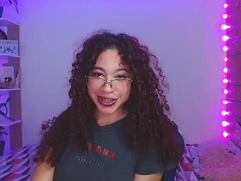 Snapshot of Medussa3033 chatting on 11-28-25, 01:19 Medussa3033 online show from 11-28-25, 01:19