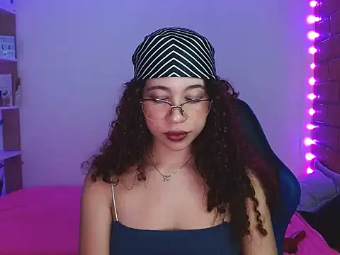 Snapshot of Medussa3033 chatting on 12-14-25, 03:23 Medussa3033 online show from 12-14-25, 03:23