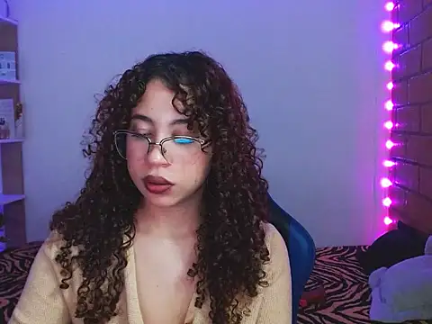 Snapshot of Medussa3033 chatting on 12-21-25, 03:35 Medussa3033 online show from 12-21-25, 03:35