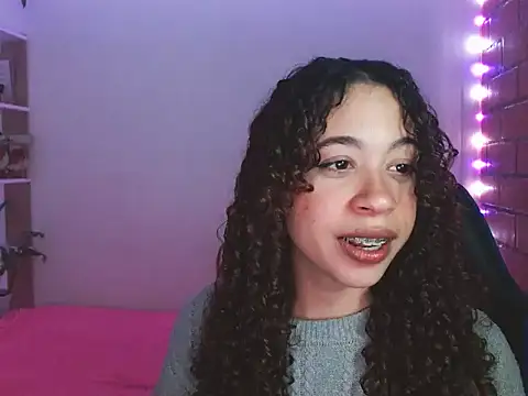 Snapshot of Medussa3033 chatting on 03-01-26, 05:20 Medussa3033 online show from 03-01-26, 05:20