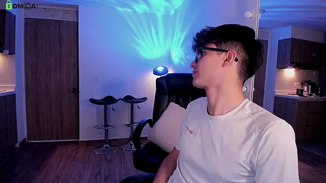 Snapshot of Mikeyvioleta_ chatting on 02-11-26, 09:58 Mikeyvioleta online show from 02-11-26, 09:58