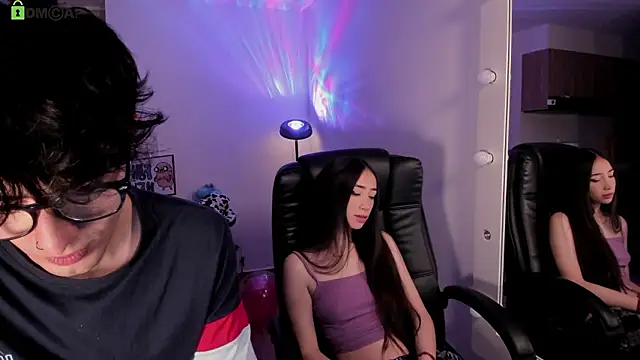 Snapshot of Mikeyvioleta_ chatting on 03-06-26, 10:01 Mikeyvioleta online show from 03-06-26, 10:01