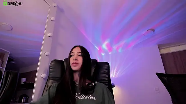 Snapshot of Mikeyvioleta_ chatting on 03-08-26, 11:19 Mikeyvioleta online show from 03-08-26, 11:19