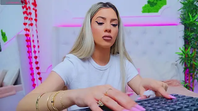 Snapshot of AriannaSins chatting on 02-10-25, 01:22 AriannaSins online show from 02-10-25, 01:22