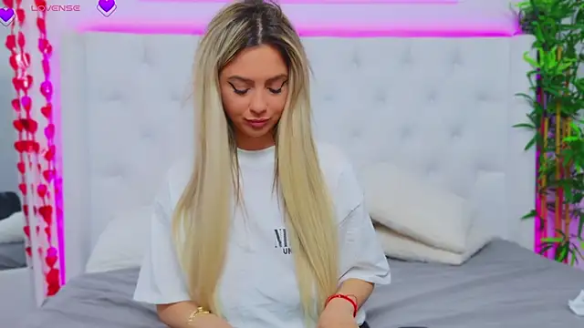 Snapshot of AriannaSins chatting on 03-12-25, 07:49 AriannaSins online show from 03-12-25, 07:49