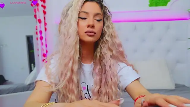 Snapshot of AriannaSins chatting on 03-14-25, 01:35 AriannaSins online show from 03-14-25, 01:35