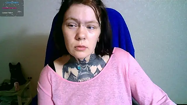 Snapshot of The_ICE_OWL chatting on 10-21-25, 10:49 The ICE OWL online show from 10-21-25, 10:49