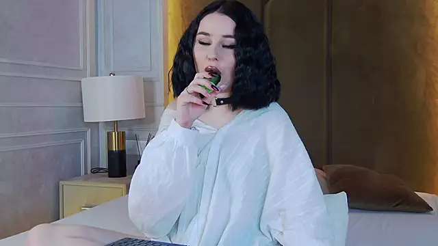 Snapshot of AliceLune chatting on 11-27-25, 02:30 AliceLune online show from 11-27-25, 02:30