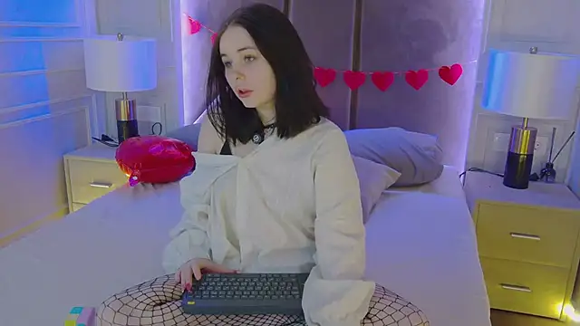 Snapshot of AliceLune chatting on 02-12-26, 12:44 AliceLune online show from 02-12-26, 12:44