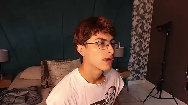 Snapshot of Aaron_Eze chatting on 07-16-26, 12:33 Aaron Eze online show from 07-16-26, 12:33