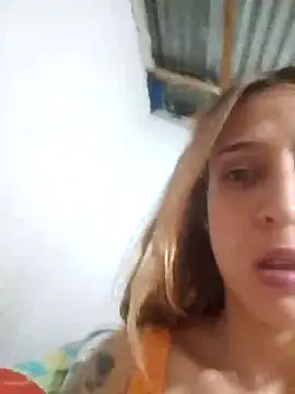 Snapshot of Caperuza08 chatting on 10-19-25, 06:52 Caperuza08 online show from 10-19-25, 06:52