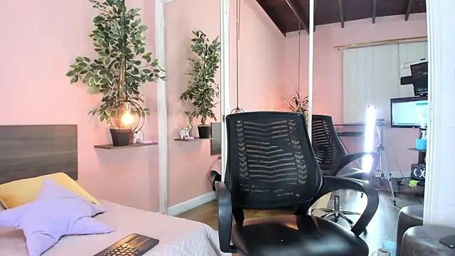 Snapshot of Alanna_miaw chatting on 12-20-25, 09:16 Alanna miaw online show from 12-20-25, 09:16