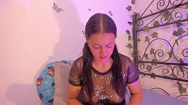 Snapshot of CarolinneMiller chatting on 02-25-26, 01:10 CarolinneMiller online show from 02-25-26, 01:10