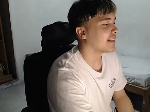 Snapshot of CuteAlexBoy chatting on 12-21-25, 02:24 CuteAlexBoy online show from 12-21-25, 02:24