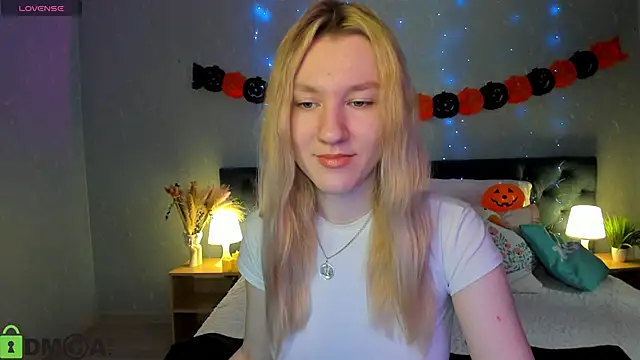 LinaRayy online show from 10-22-25, 09:31