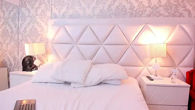 Snapshot of AnnyeWatson chatting on 12-21-25, 01:40 AnnyeWatson online show from 12-21-25, 01:40