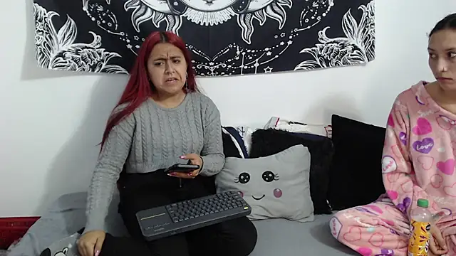 Snapshot of emily_n_abby chatting on 12-01-25, 12:32 emily n abby online show from 12-01-25, 12:32