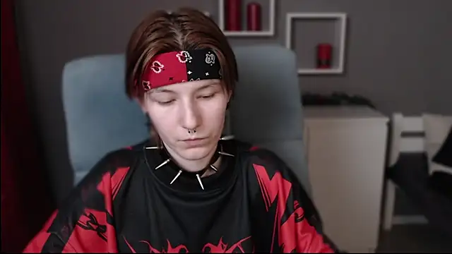 Snapshot of guitarandangell chatting on 12-18-25, 06:30 guitarandangell online show from 12-18-25, 06:30