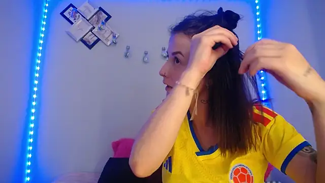 Snapshot of Emma_sweet_hot chatting on 07-07-26, 04:11 Emma sweet hot online show from 07-07-26, 04:11