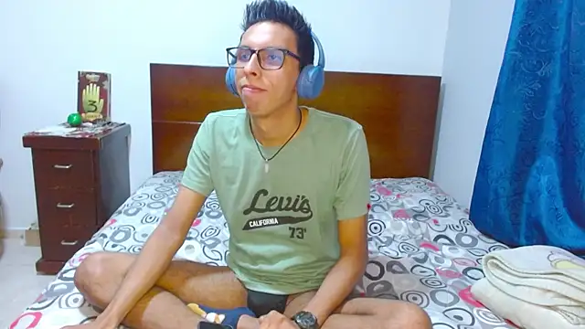 Snapshot of DavTwink3100 chatting on 12-19-25, 01:56 DavTwink3100 online show from 12-19-25, 01:56