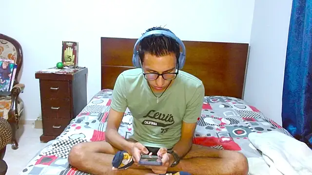 Snapshot of DavTwink3100 chatting on 12-19-25, 10:50 DavTwink3100 online show from 12-19-25, 10:50