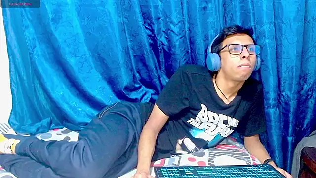 Snapshot of DavTwink3100 chatting on 02-07-26, 02:04 DavTwink3100 online show from 02-07-26, 02:04