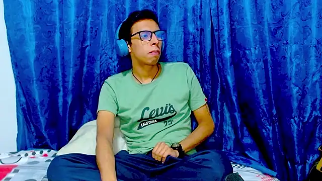 Snapshot of DavTwink3100 chatting on 02-09-26, 02:04 DavTwink3100 online show from 02-09-26, 02:04